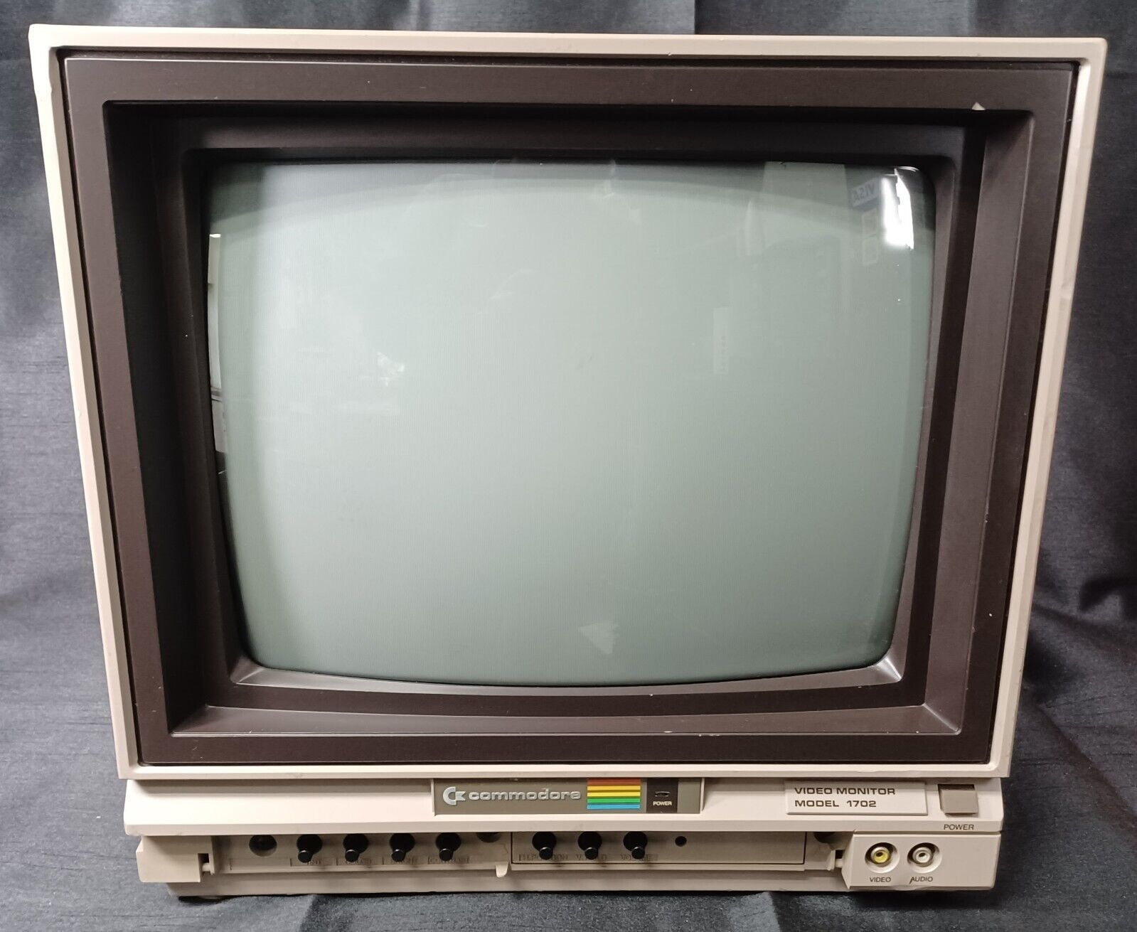 Commodore 1702 CRT Video Monitor For Parts or Repair Only