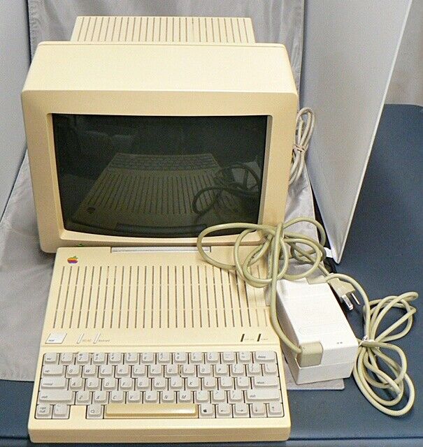 VINTAGE 1985 APPLE COMPUTER WITH COLOR MONITOR 11C & 5 DISKS