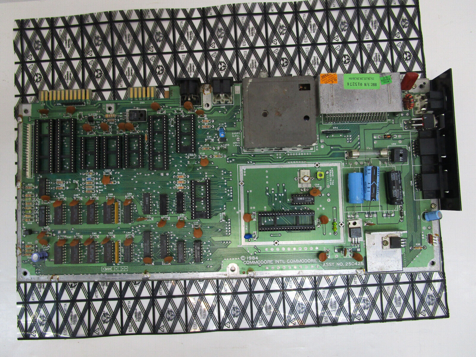 COMMODORE 64 BOARD 250425 MISSING ALL BIG ICS TESTED AND WORKING LOT #39