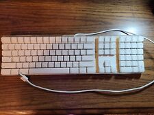 Apple A1048 (EMC: 1944) Wired Keyboard White [tested and working] picture