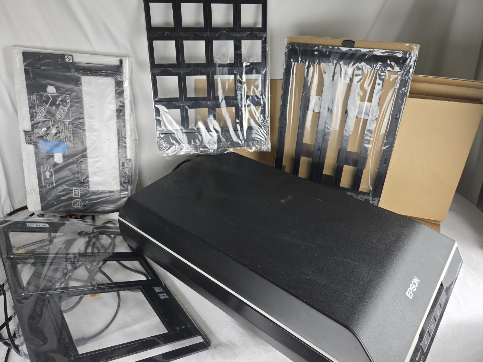 Epson Perfection V550 Photo Color Scanner With Slide Holders - Tested Working