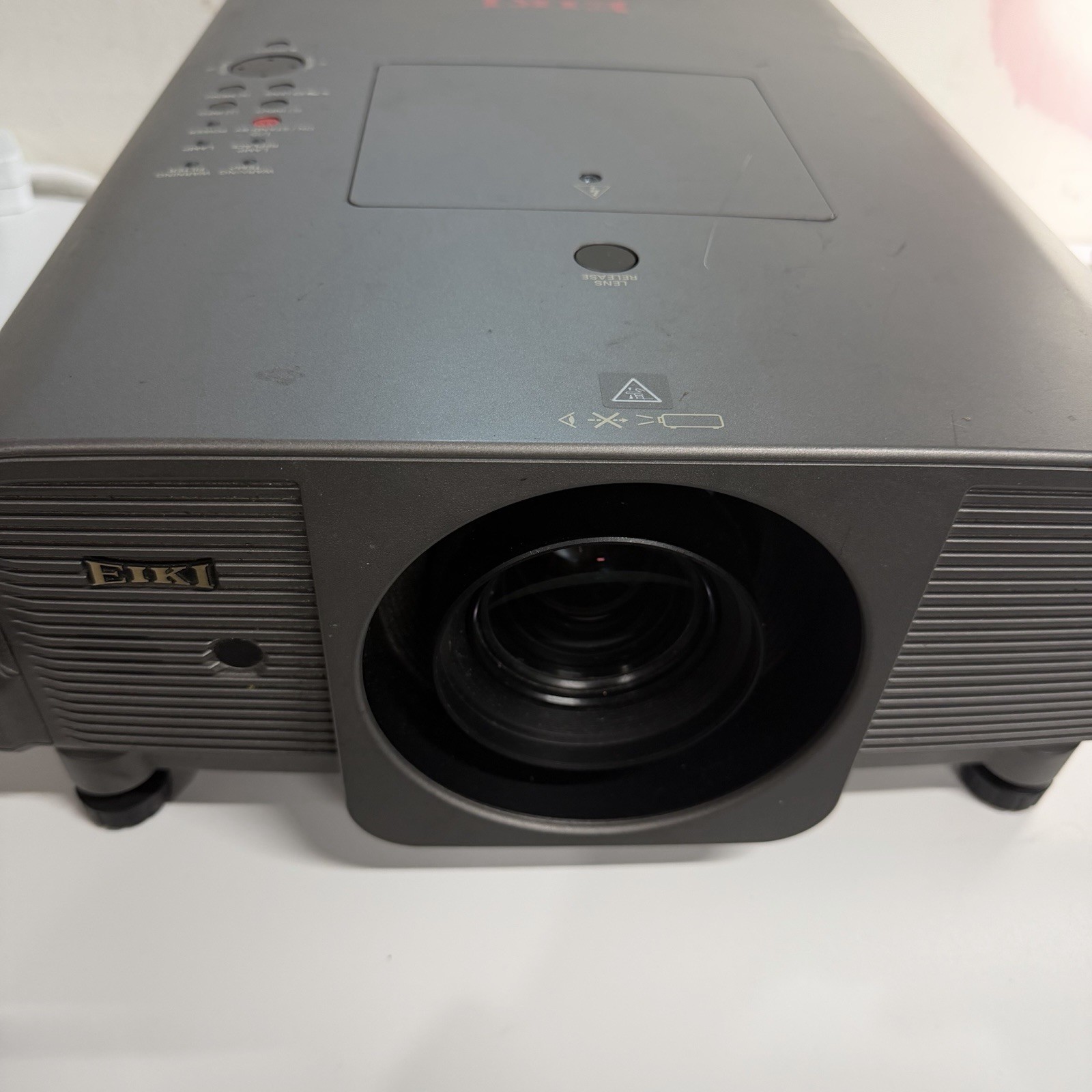 EIKI LC-XG300 PROJECTOR, 4500 LUMENS Long Zoom with extra new bulb tested works