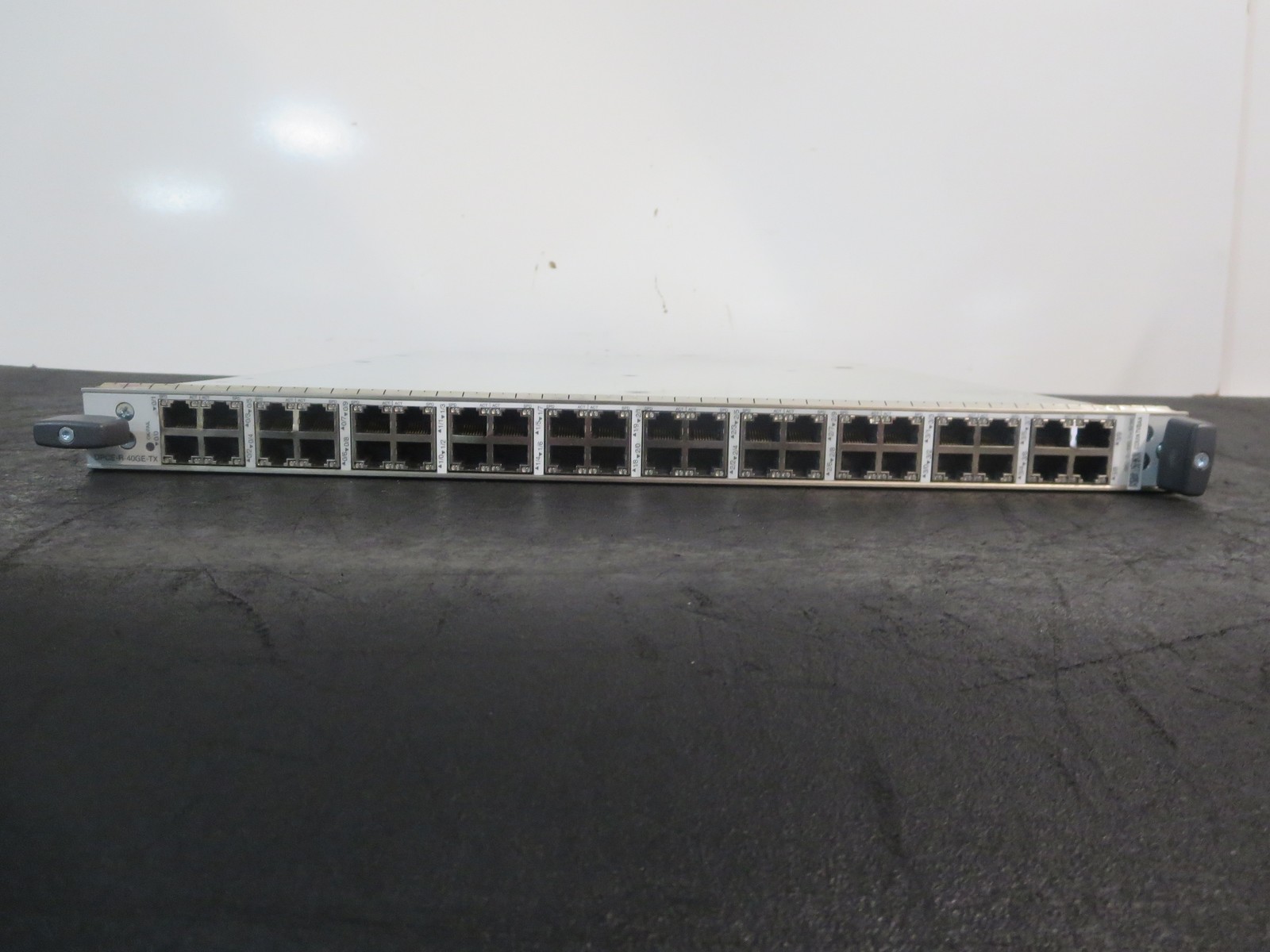 JUNIPER NETWORKS DPCE-R-40GE-TX-A COUIATVBAA 40-Port 10/100/1000 Ethernet Ports