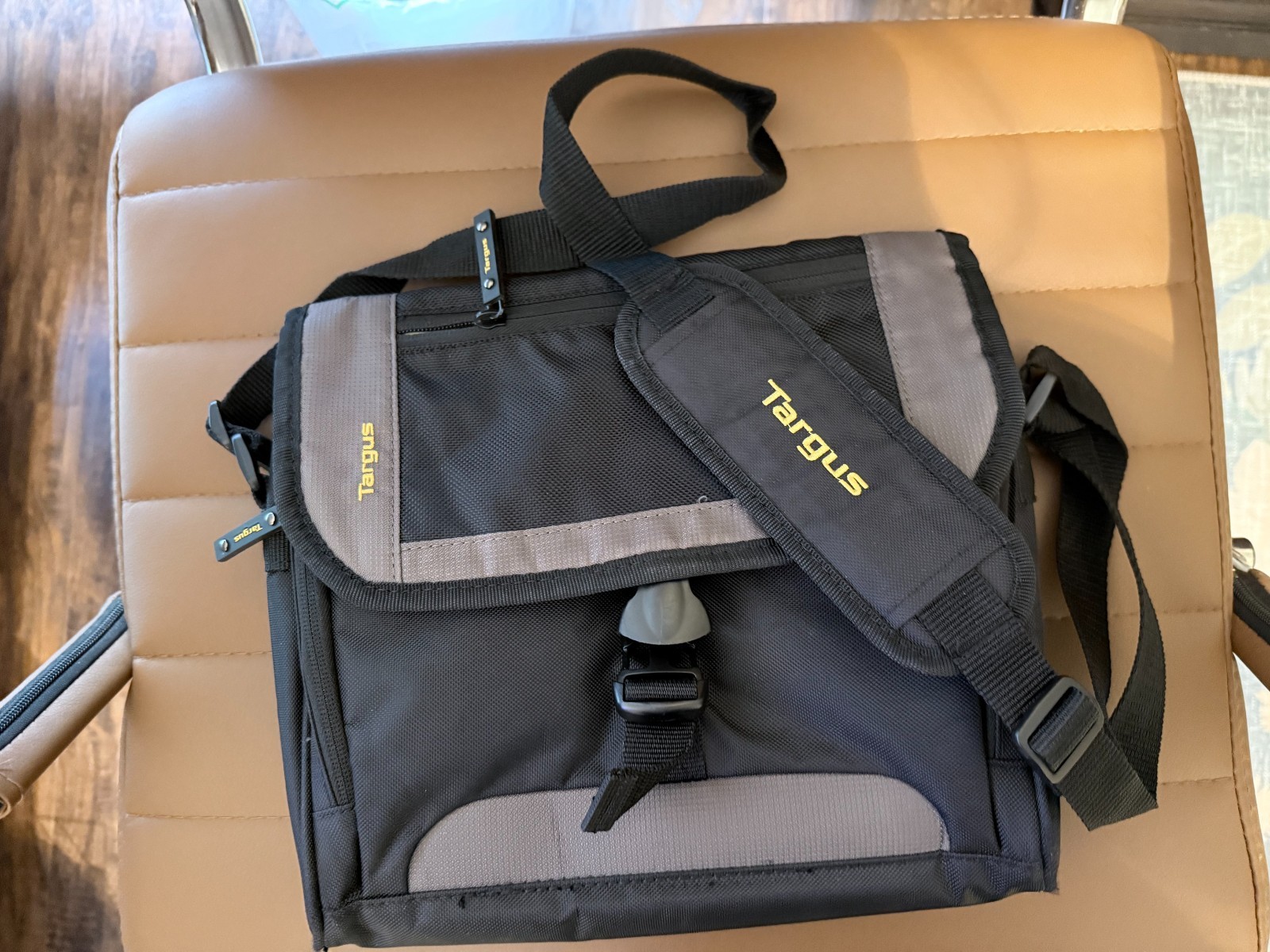 TARGUS CityGear Mini Messenger iPad Tablet Bag Soft Case 10”x 8”