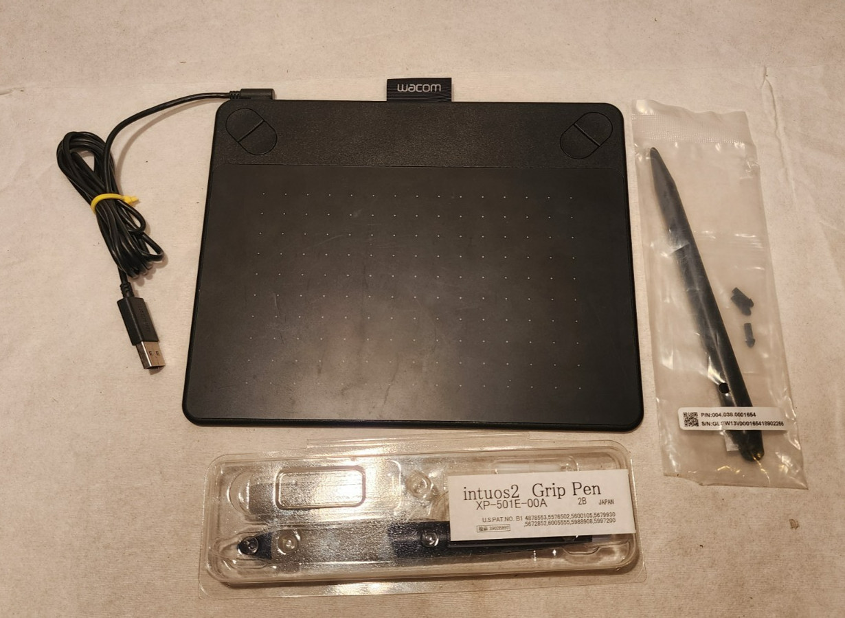 Wacom Intuos Photo CTH-490 Small Black Pen & Touch Graphics Tablet, Intuos2 PEN