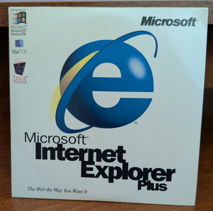 MICROSOFT Internet Explorer PLUS for PC & Mac in Protective Sleeve Vintage 1997