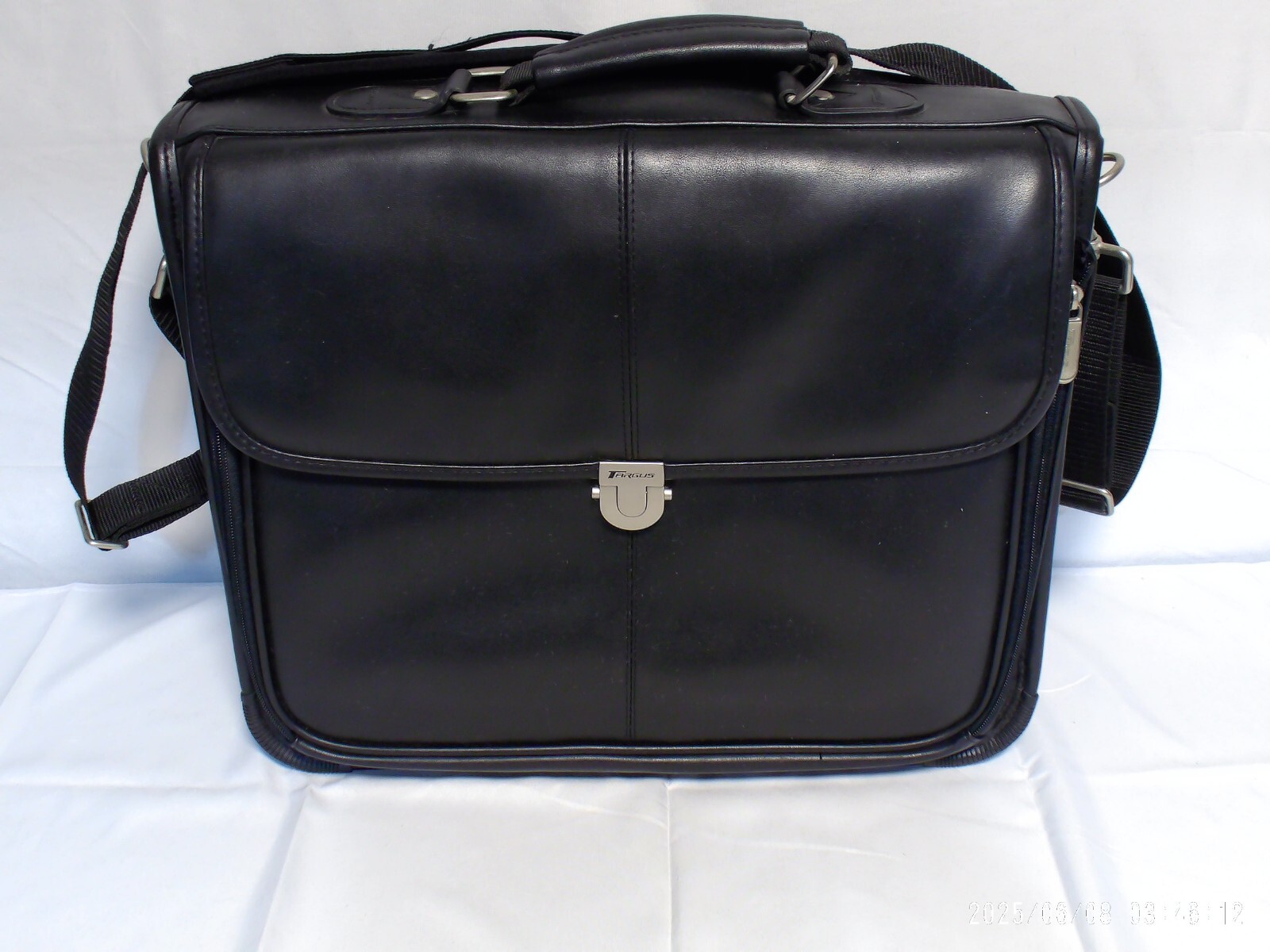 "Pre-Owned" Targus KOS300 Reverse Access Notebook Case Black Koskin Leather