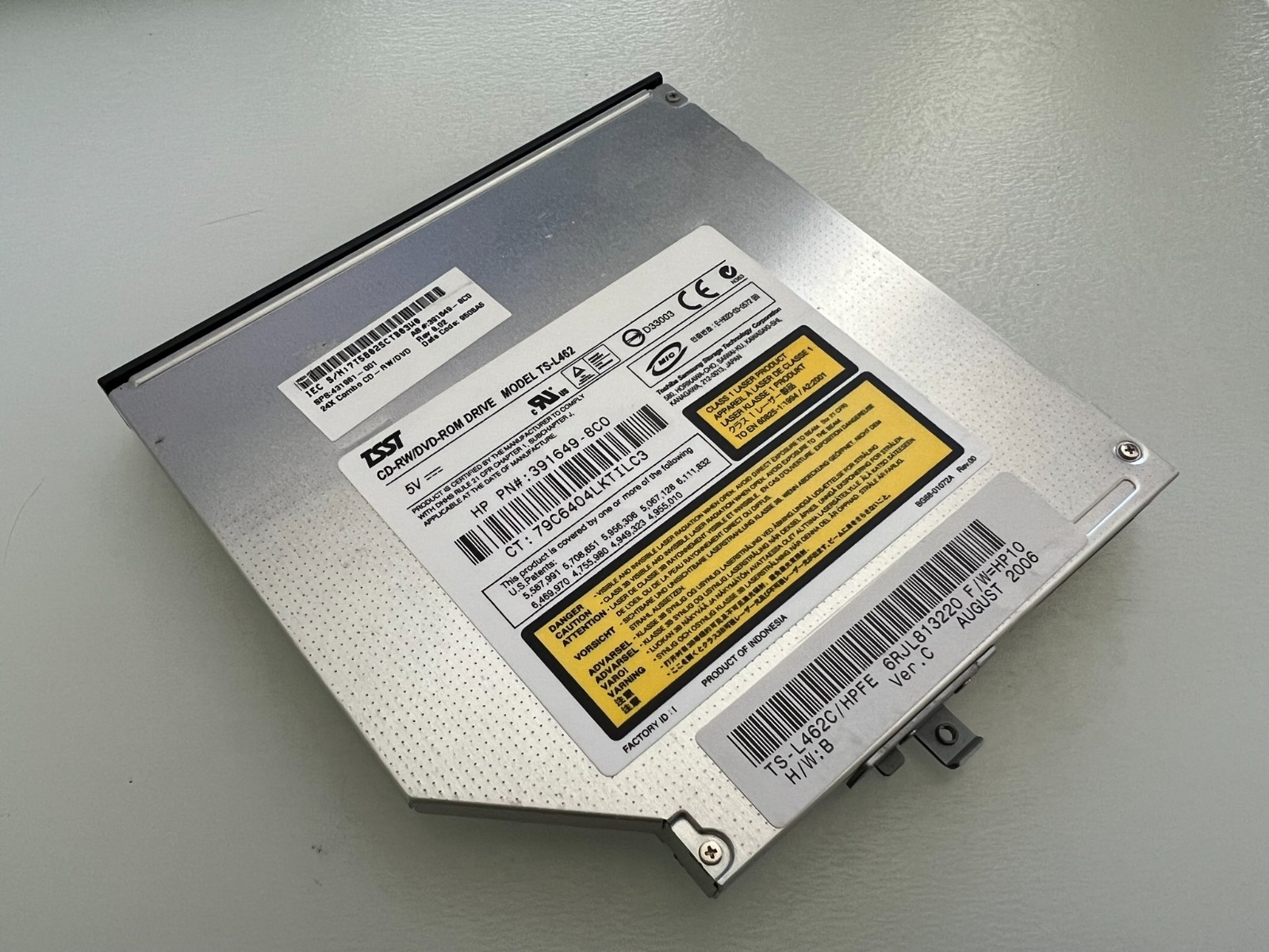CD-RW/DVD-ROM Drive TSST Model TS-L462 Class 1 Laser Product (CC)