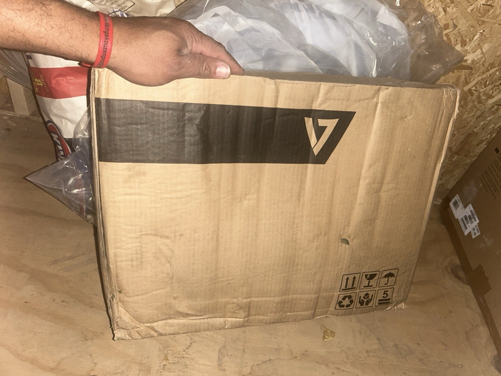 UPS V7 | UPS1TW1500-1N R. New Never Used. Will Come As Shown