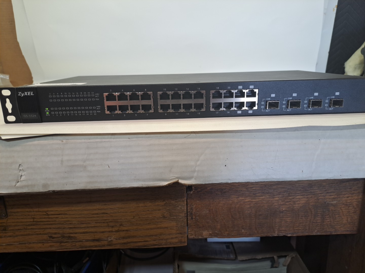 ZyXel GS-1524  L2 Web Managed Gigabit Ethernet Switch  USED