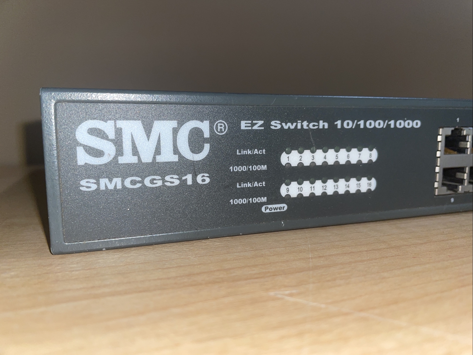 SMCGS16 SMCNetworks 16-Ports RJ-45 10/100/1000Base-T Unmanaged Gigabit EZ Switch