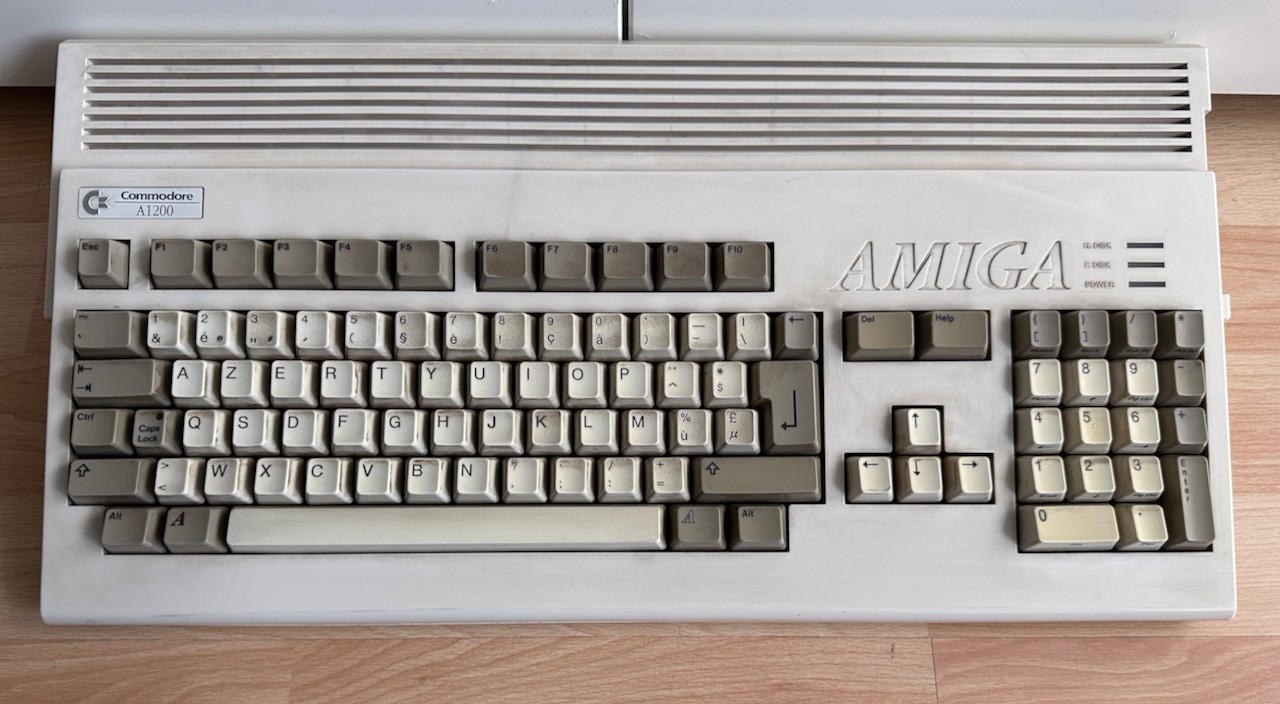 Commodore Amiga 1200 With Kick 3.0 & WB.3.0 & RCA 120, Works, TOP