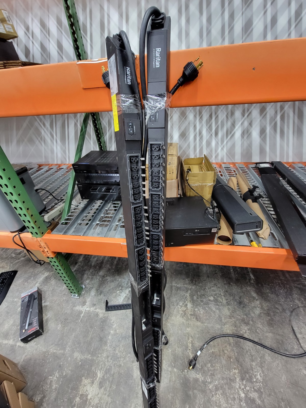 Raritan Rack Distribution PDUPX4-531A-E7- 200-240V-24A-36 Outlets USED No Module