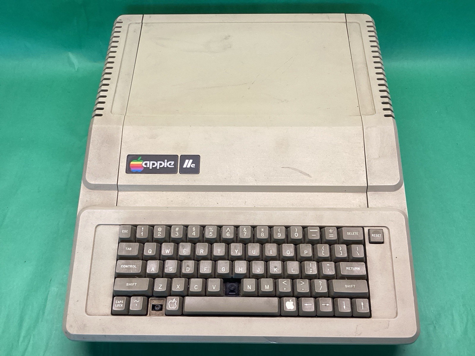 Apple II IIe Computer A2S2064 - FOR PARTS / REPAIR - UNTESTED