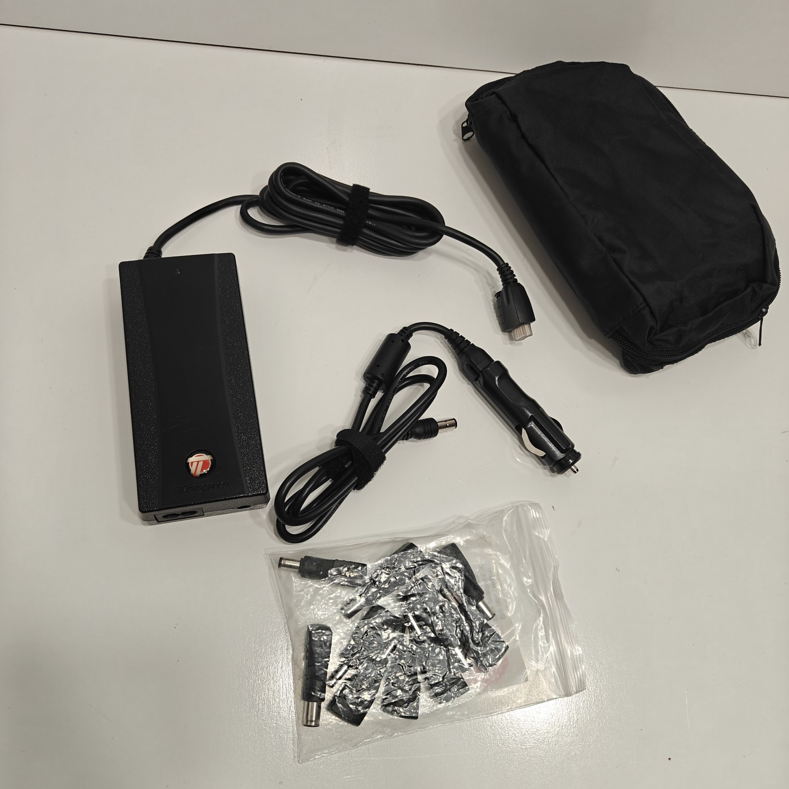 Targus APM62 90W Universal Laptop Power Adapter Wall Auto Air Tips Case