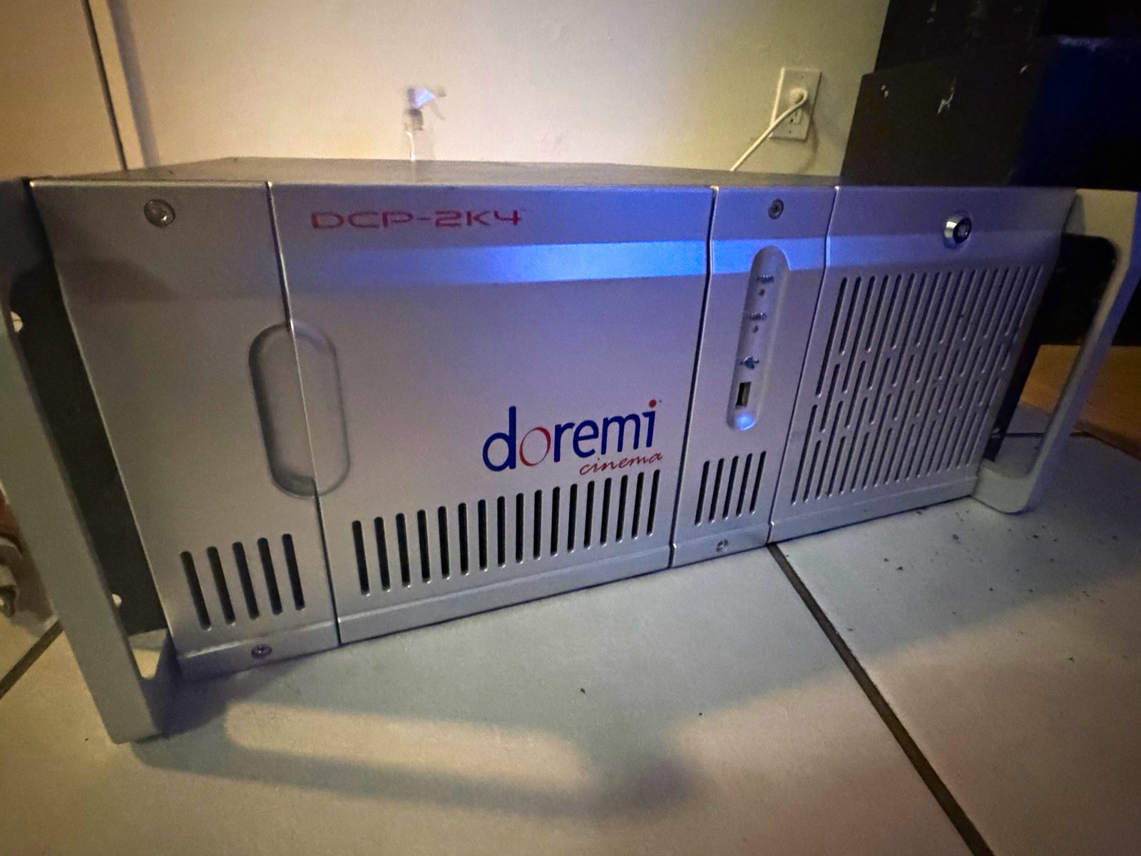 Doremi Cinema DCP-2K4 Rackmount Server Ethernet RJ-45 VGA USB