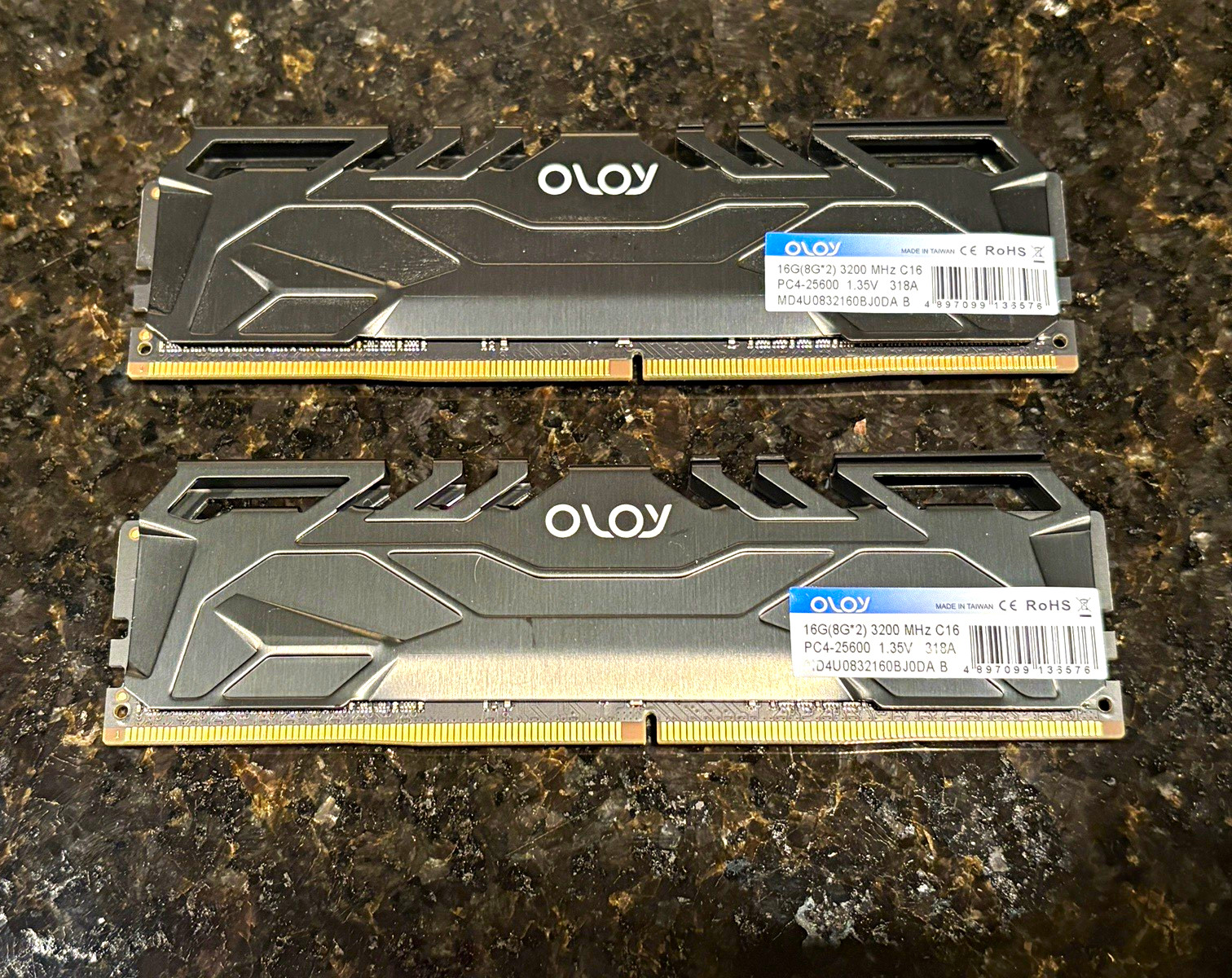 OLOy Blade 16GB (2x8GB) DDR4-3200 PC4-25600 288-Pin DIMM MD4U0832160DJA B