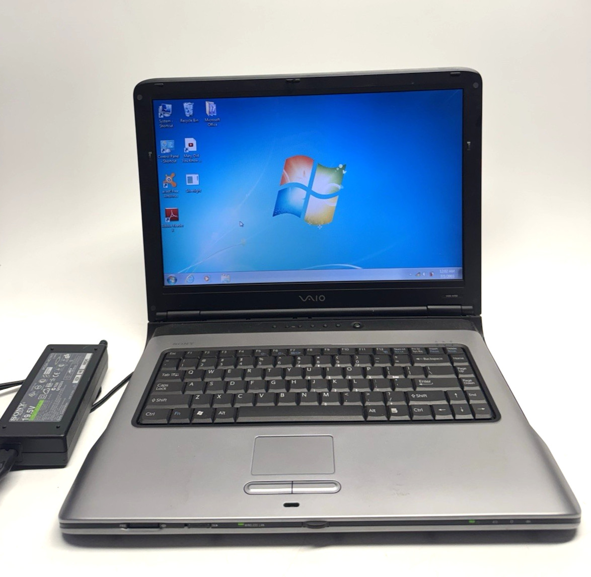 Vintage Sony Vaio PCG-8QEL Pentium Windows 7 DVD 1.25GB RAM 70GB Hard 15"