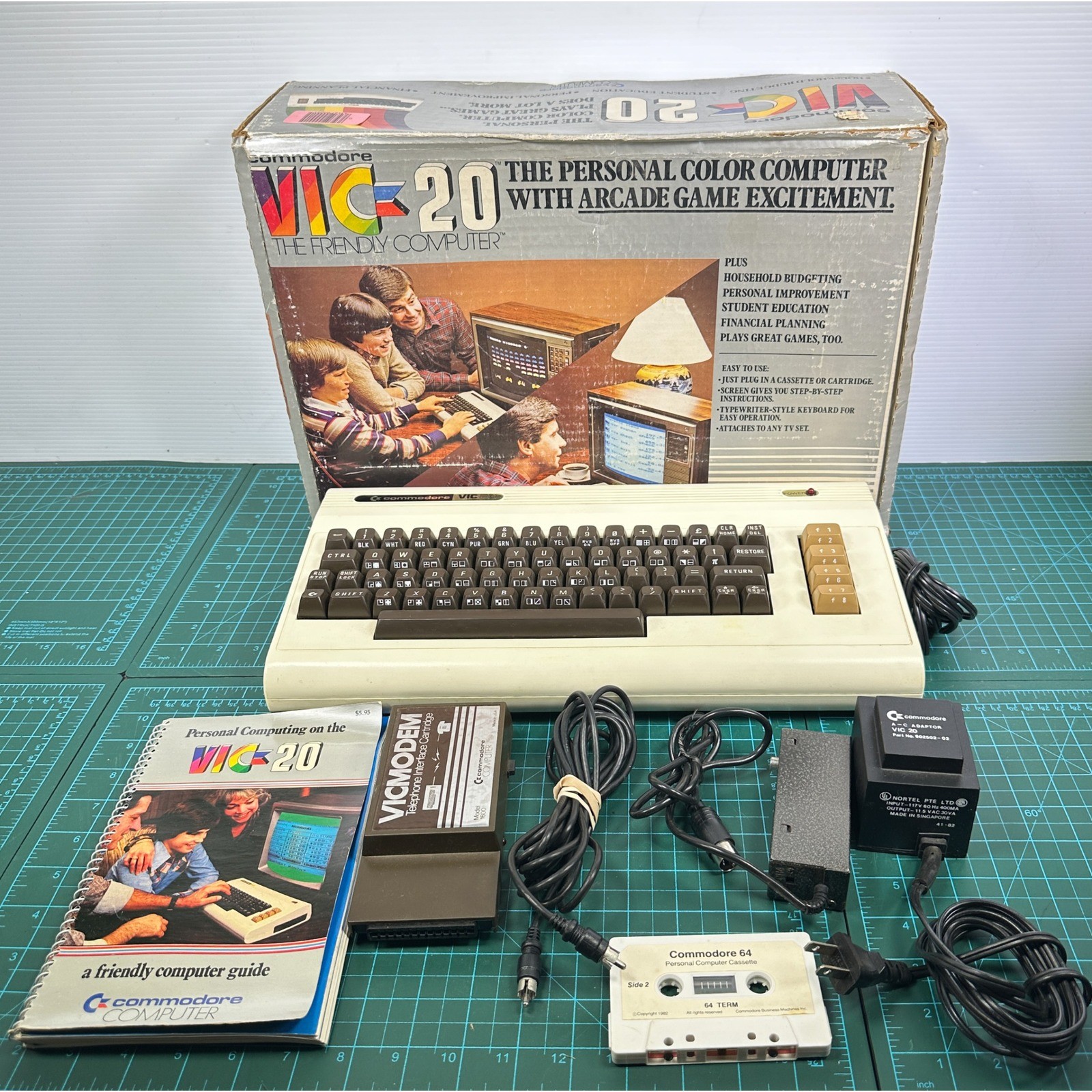 Commodore VIC 20  VICMODEM 1600 W Power Supply Powers On Original Box Manual