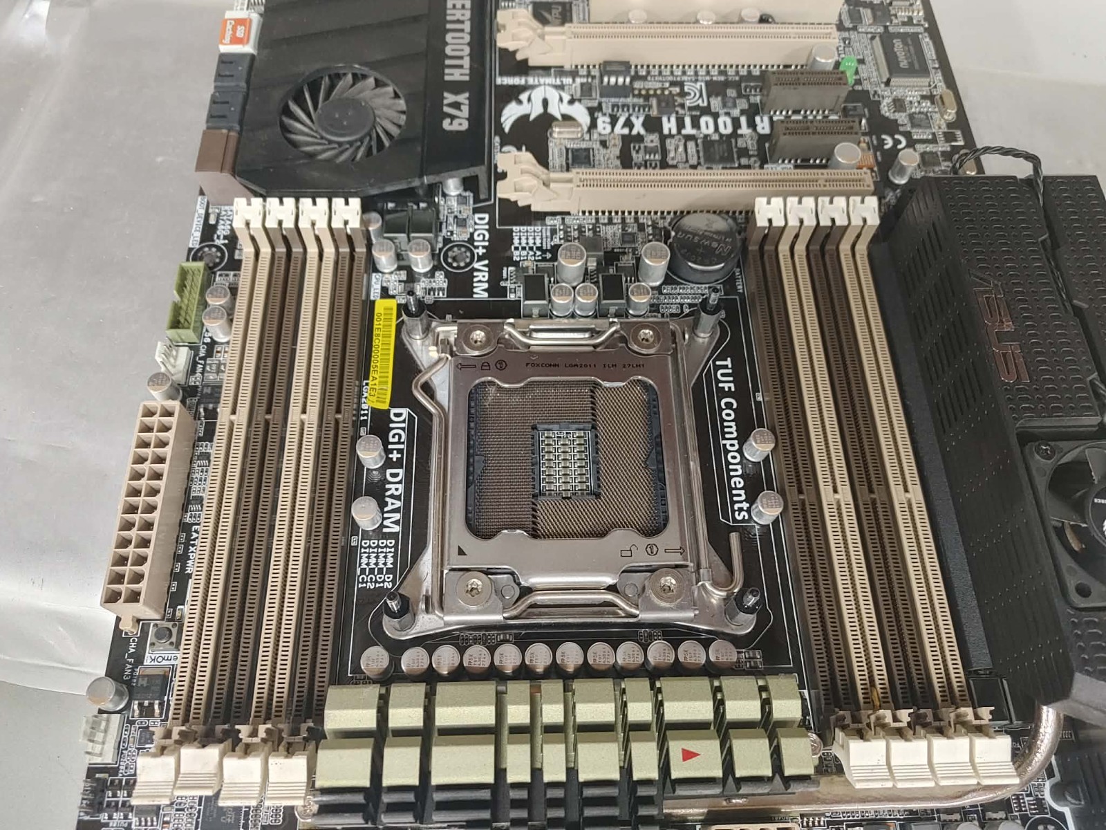 ASUS SABERTOOTH X79 Motherboard Chipset Intel X79 LGA2011 DDR3