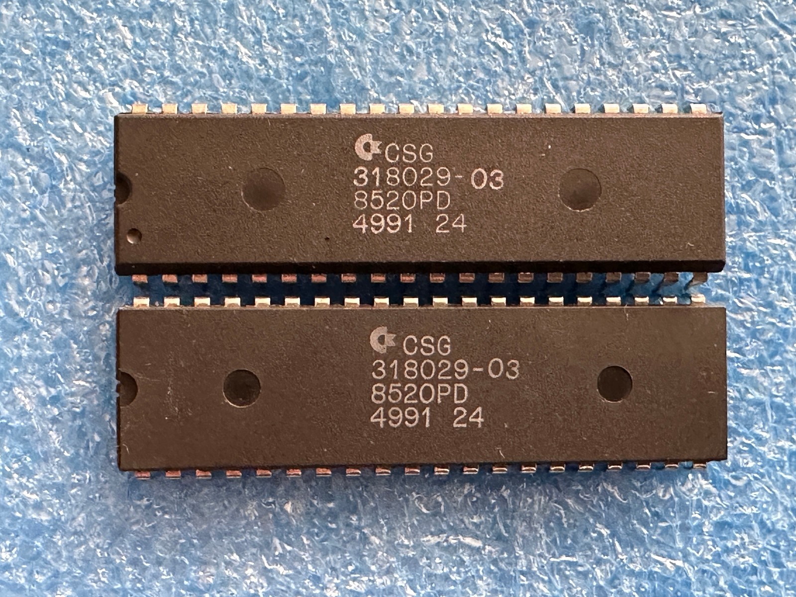 8520PD MOS/CSG ODD EVEN (x2) from an Amiga 500 rev.8, works #49 91