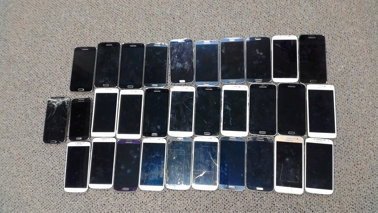 Lot of 31 Untested Samsung Galaxy S5 and S4 Smartphones for Parts