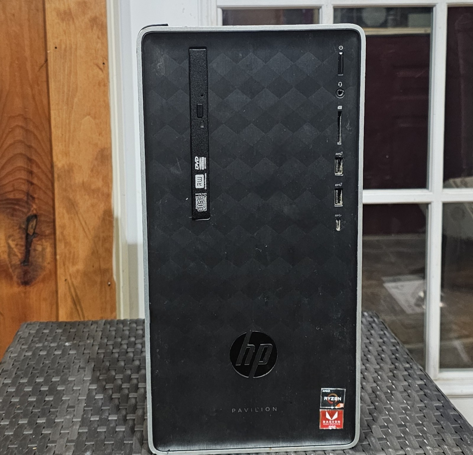 HP Gaming PC AMD Ryzen 3 2200G Radeon Vega 8 iGPU 16GB RAM 1TB Win10 590-p0103wb