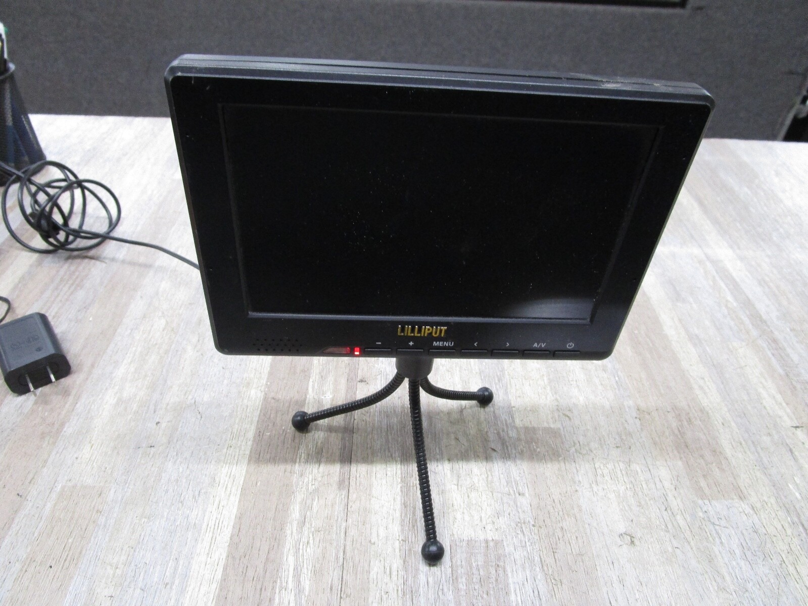 Lilliput 667 7 Inch HIGH DEFINITION LCD  MonitorW/ CHARGER