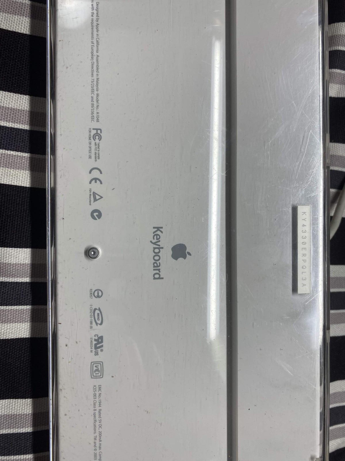 Apple A1048 Wired USB Keyboard - White/clear