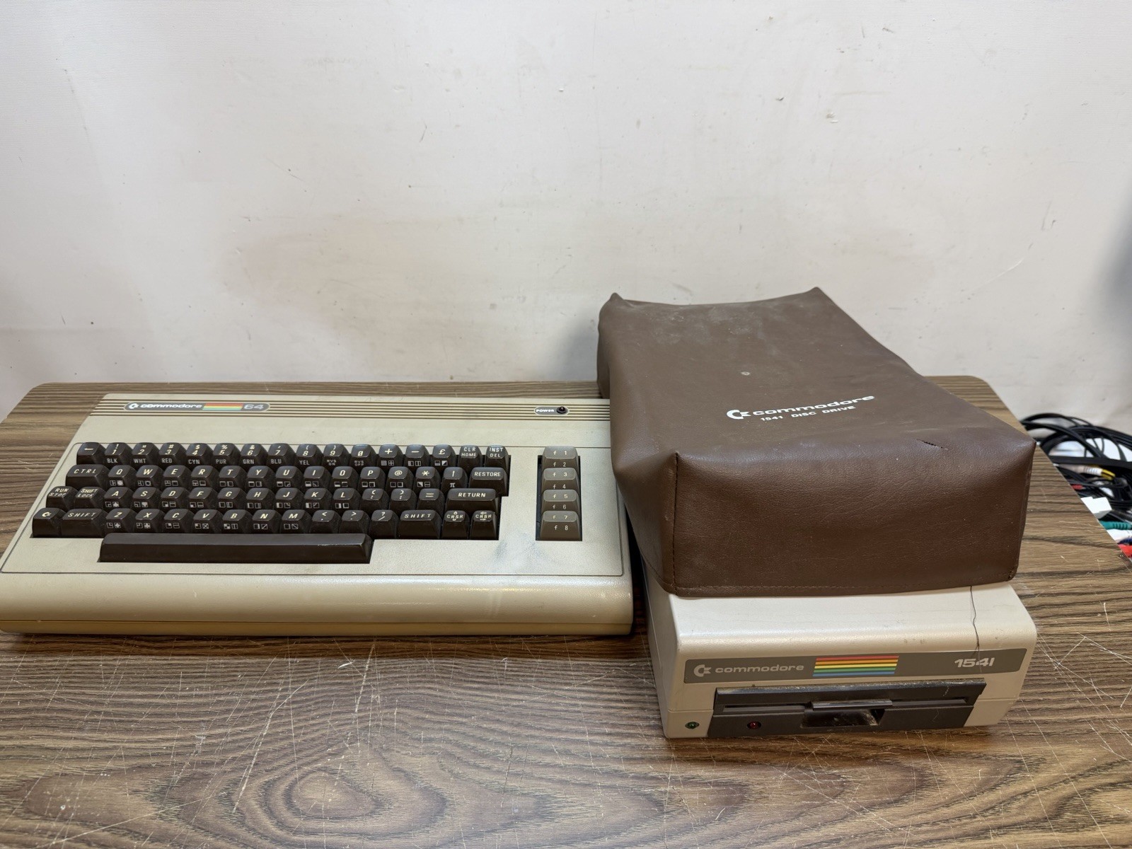 VINTAGE COMMODORE 64 1541 DISK DRIVE COMPUTER LOT FOR PARTS POWERS ON
