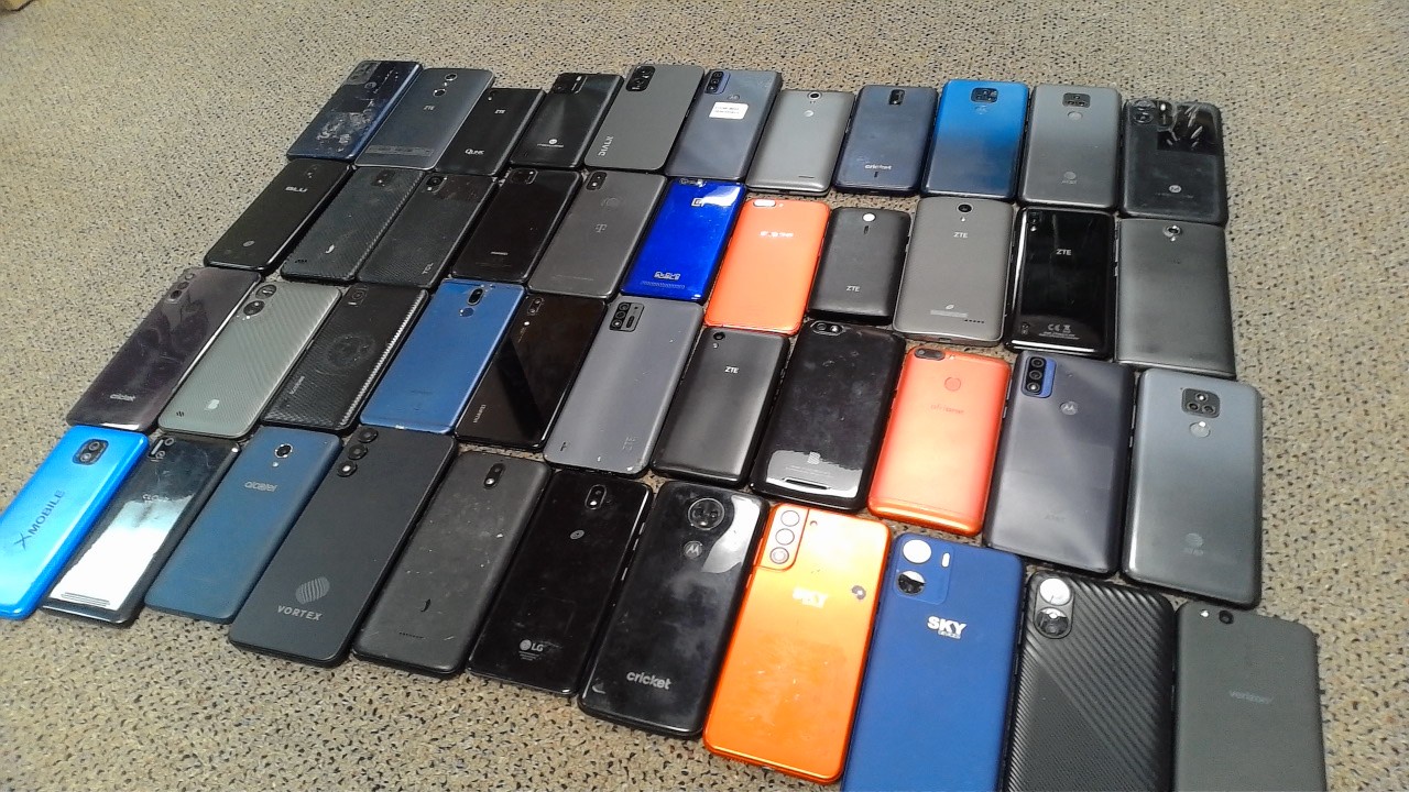 Lot of 44 Mixed Brand Smarphones that Power On in Various Conditions