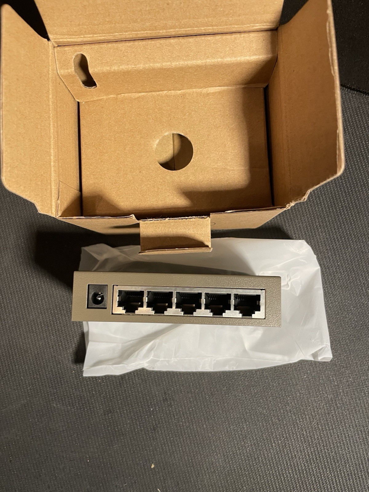 IP-COM G1005 5-Port Gigabit Ethernet Network Switch 10/100/1000 NEW