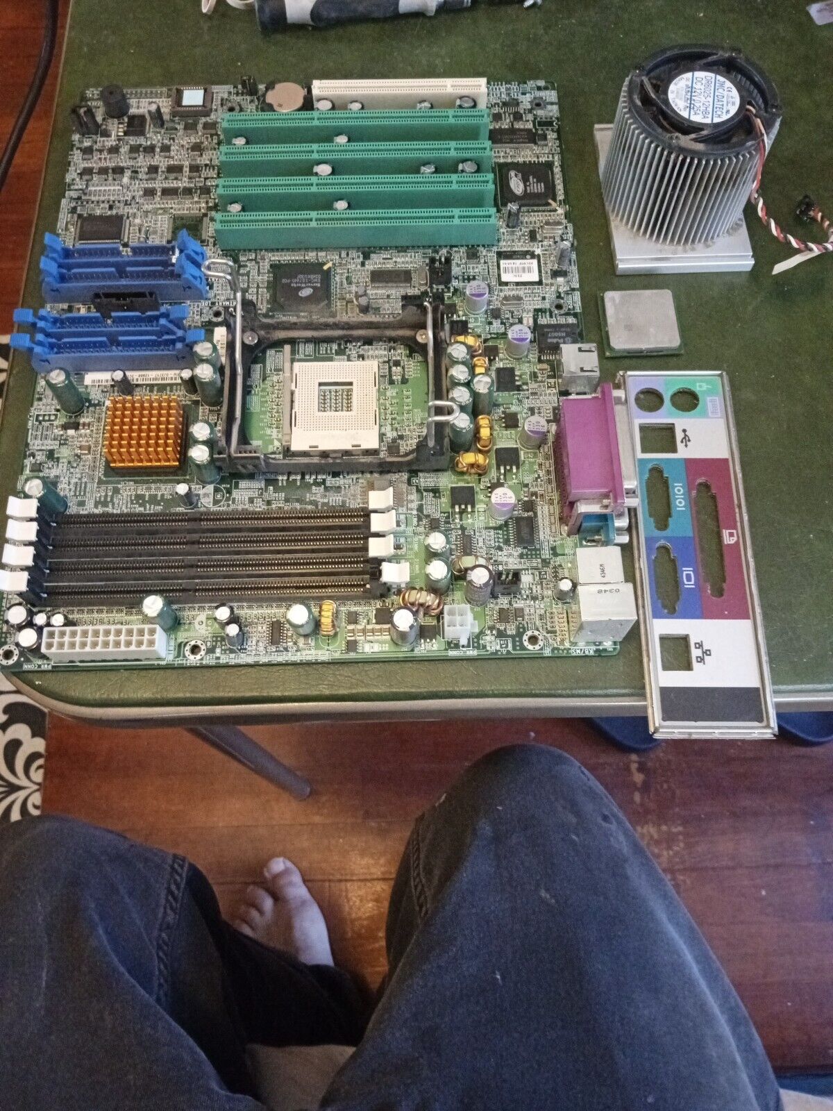 Dell Poweredge 600sc Motherboard  Pentium 4 2.40ghz Io shield Heatsink Fan
