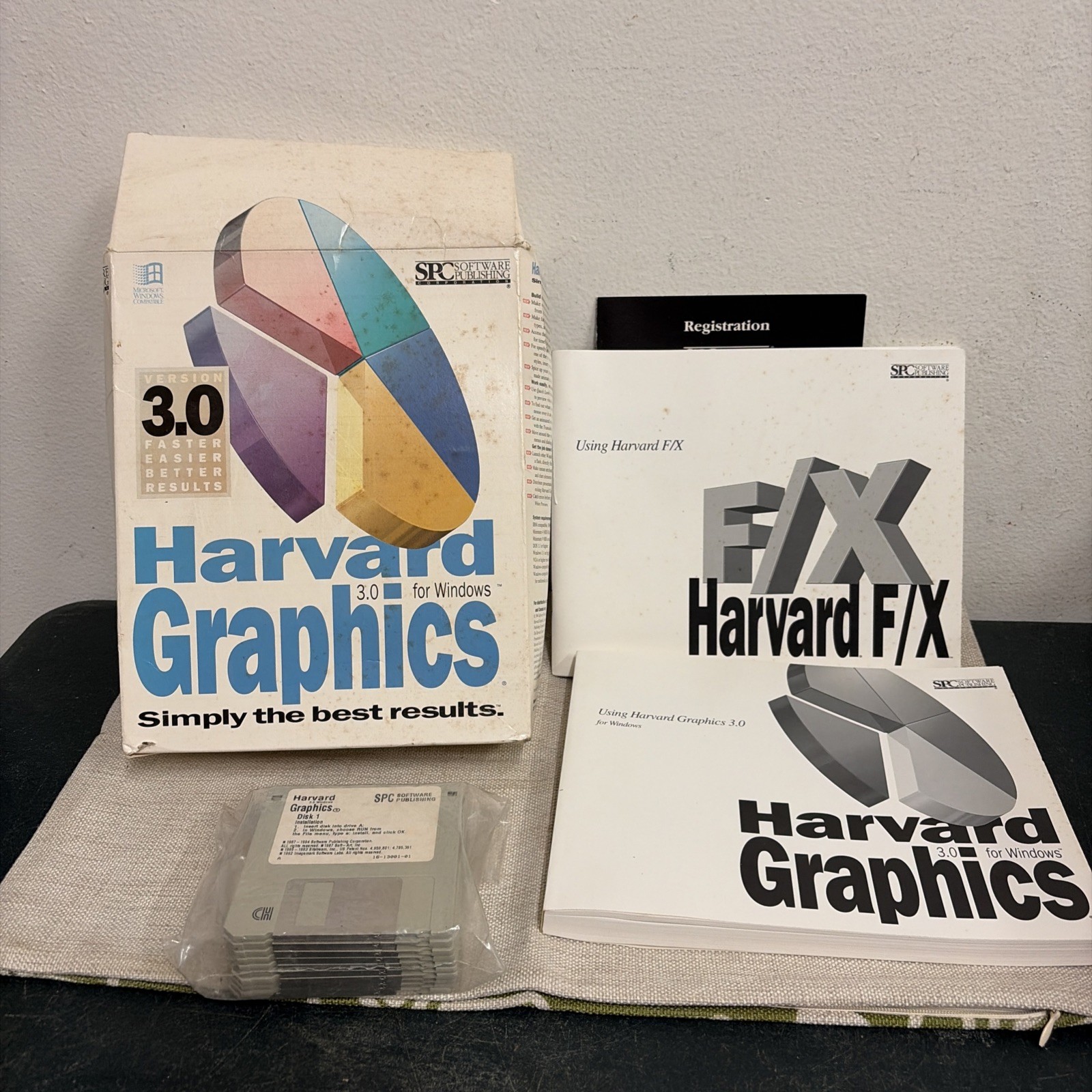 Harvard Graphics 3.0 for Windows - Vintage  Software Box SPC 1994