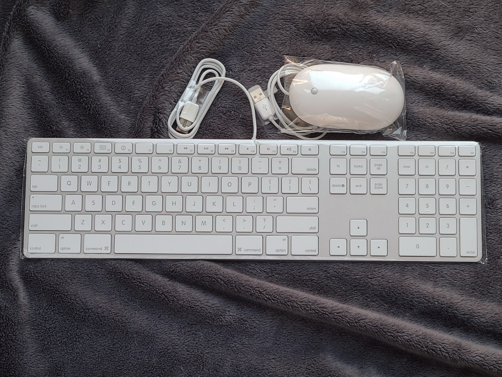New Apple A1243 Wired USB Keyboard MB110LL/B MB110LL/A + Mighty Mouse A1152