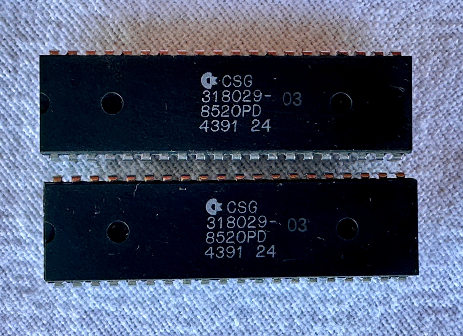 8520PD MOS/CSG ODD EVEN (x2) from an Amiga 500 rev.6A... #43 91