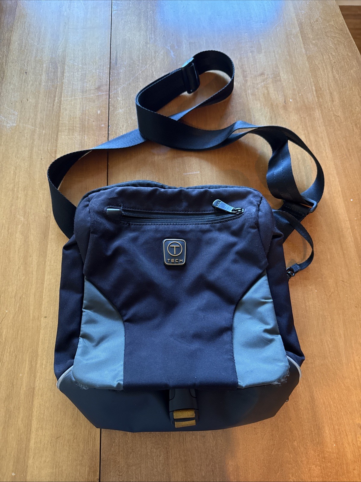 Tumi T-Tech 14” Notebook Essential Gear Bag Style # 57227GRY Commuter Style Bat