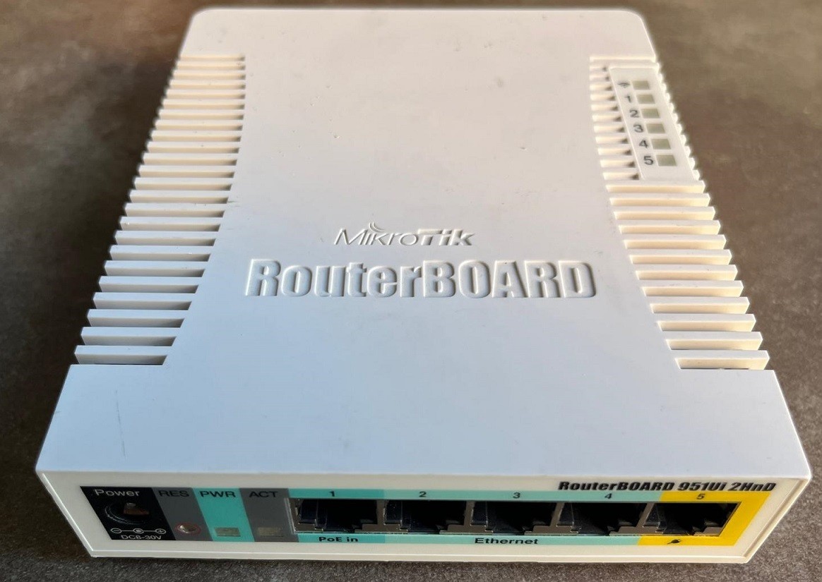 MikroTik RouterBOARD RB951Ui-2HnD Desktop Router 5x RJ45 White