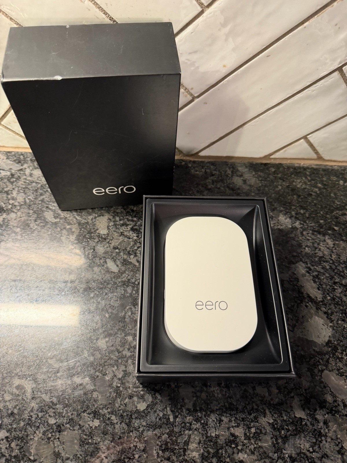 EERO Beacon 350 Mbps Mesh WiFi Range Extender Model D010001 - USED