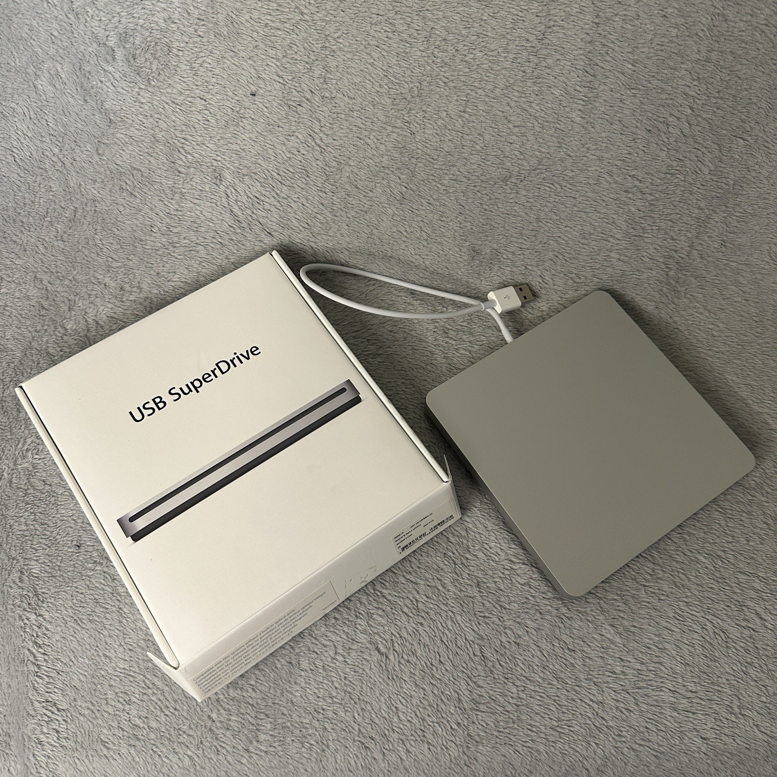 GENUINE OFFICIAL APPLE USB SUPERDRIVE EXTERNAL CD DVD DRIVE MD564ZM/A A1379