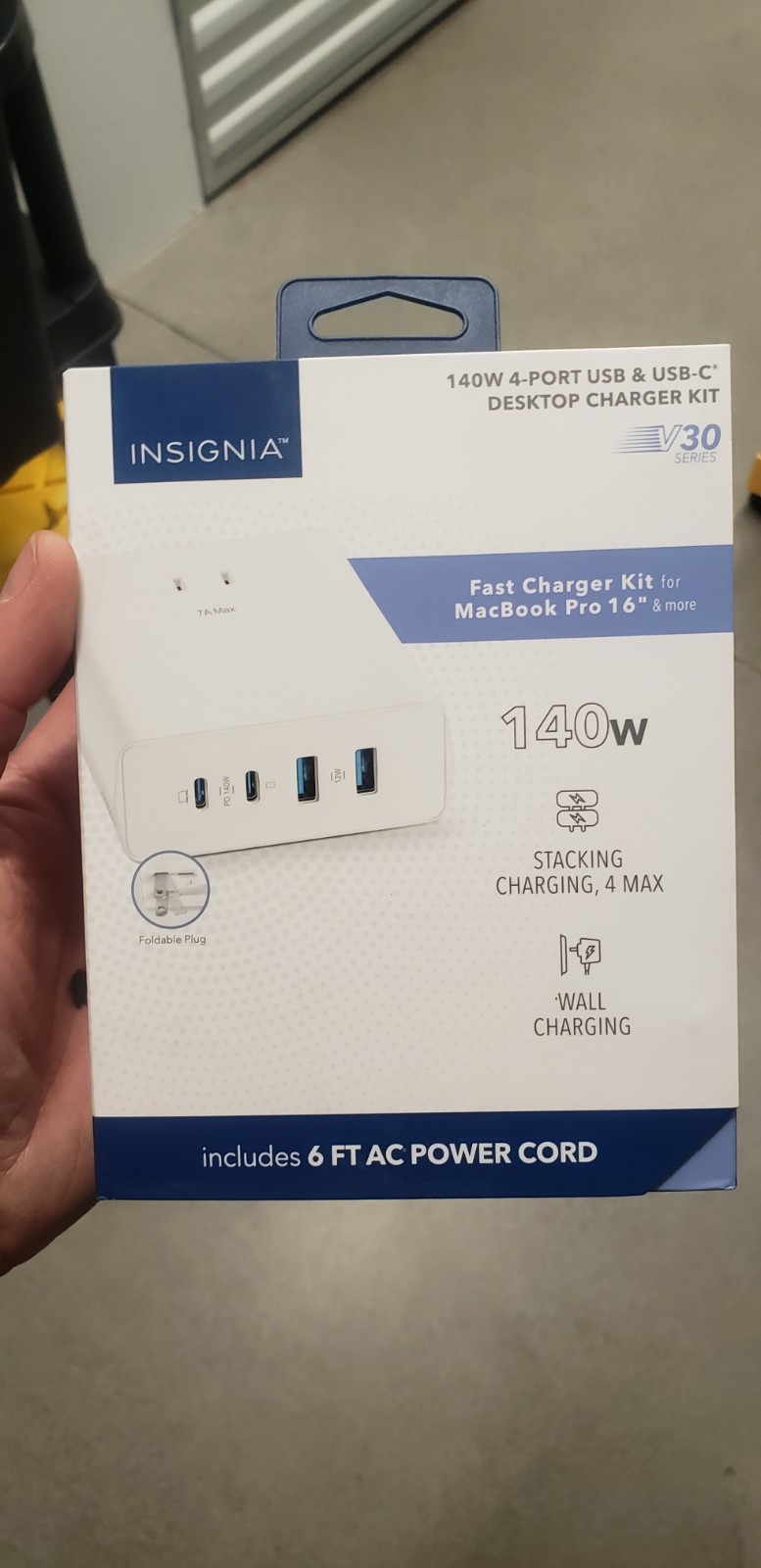 Macbook Pro Charger -Insignia- 140W 4-Port USB and USB-C Desktop Charger Kit