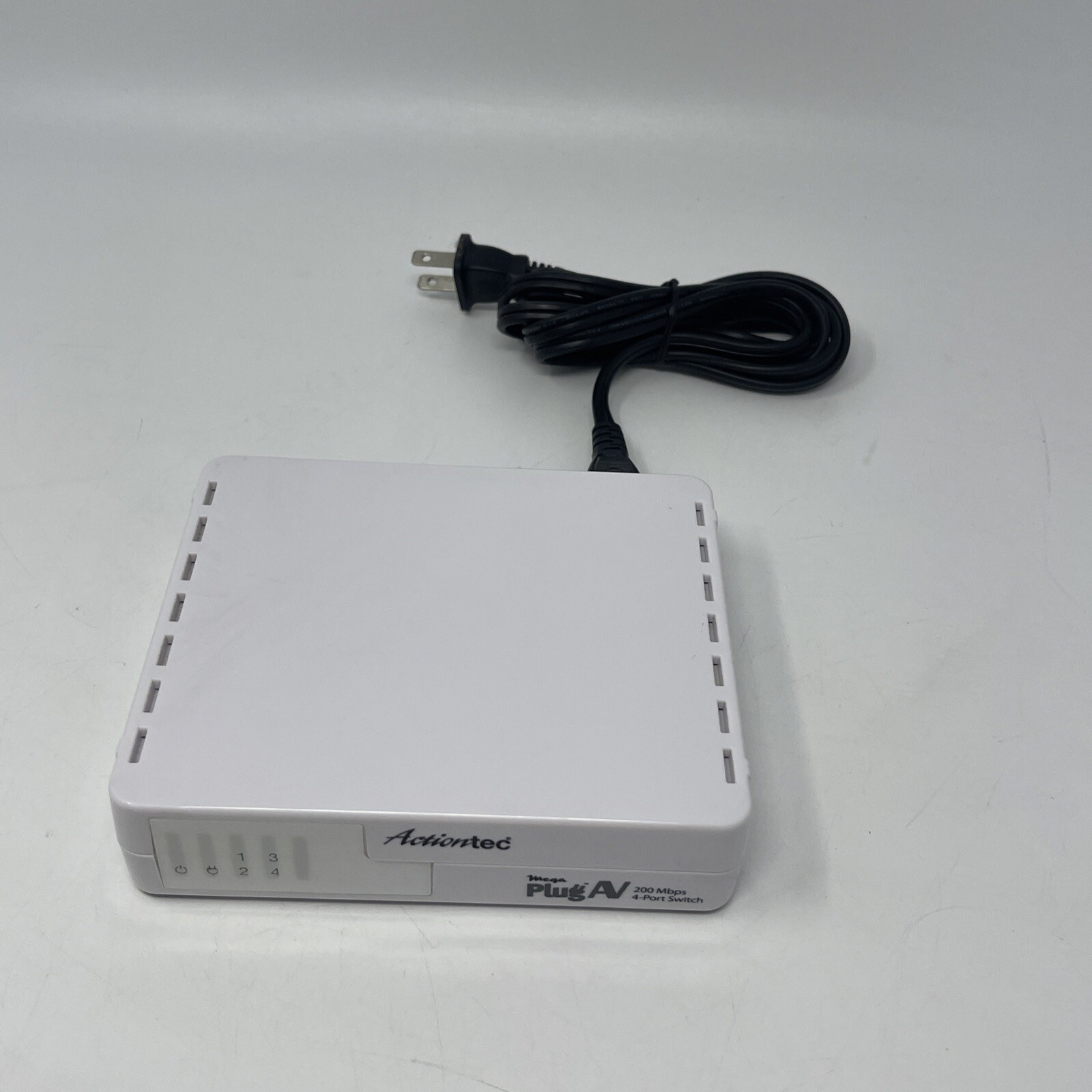 Actiontec Mega Plug AV 200Mbps 4-Port Switch PowerLine Ethernet Adapter