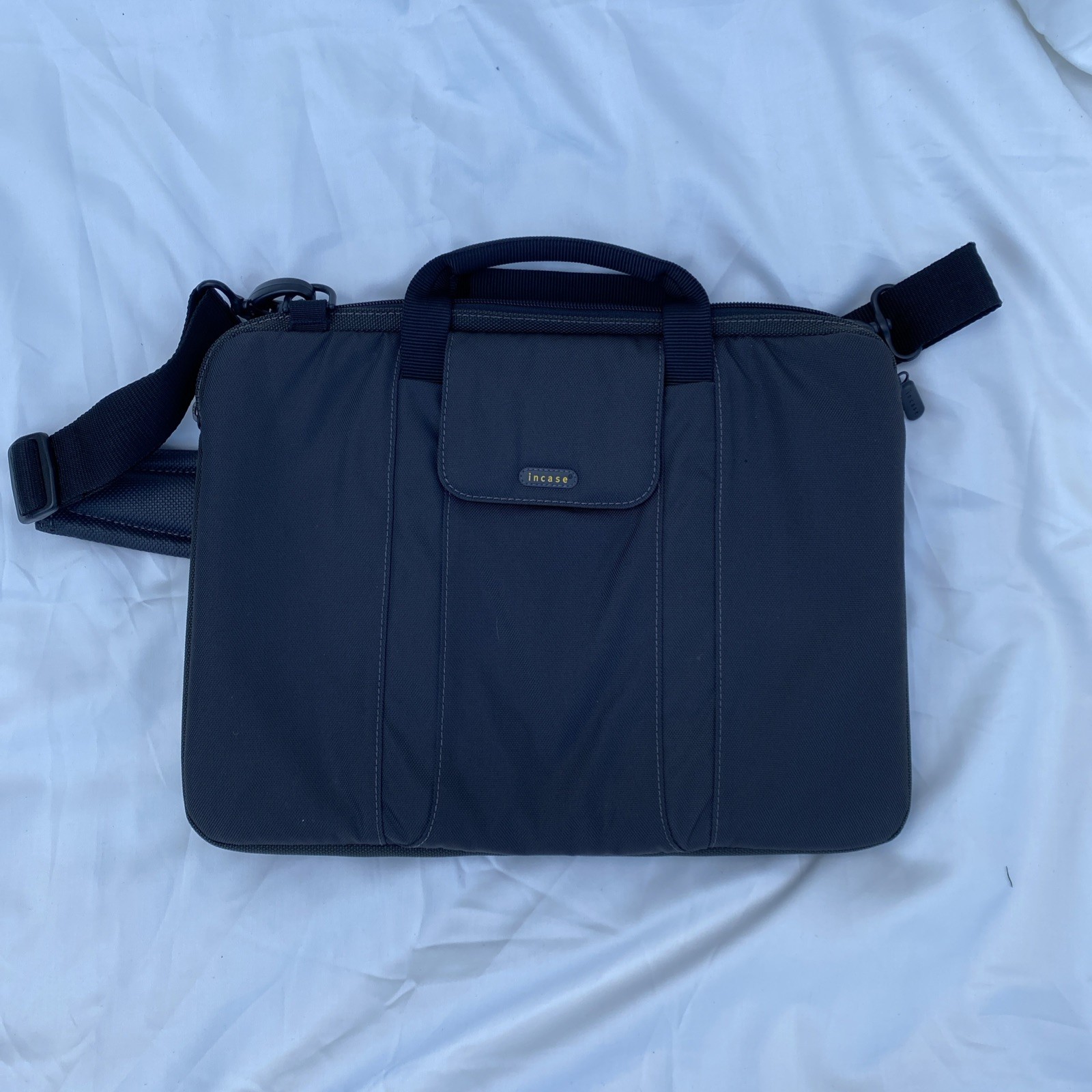 Incase Laptop Tablet Messenger Brief Very Soft Lined Crossbody Bag 15 Inch