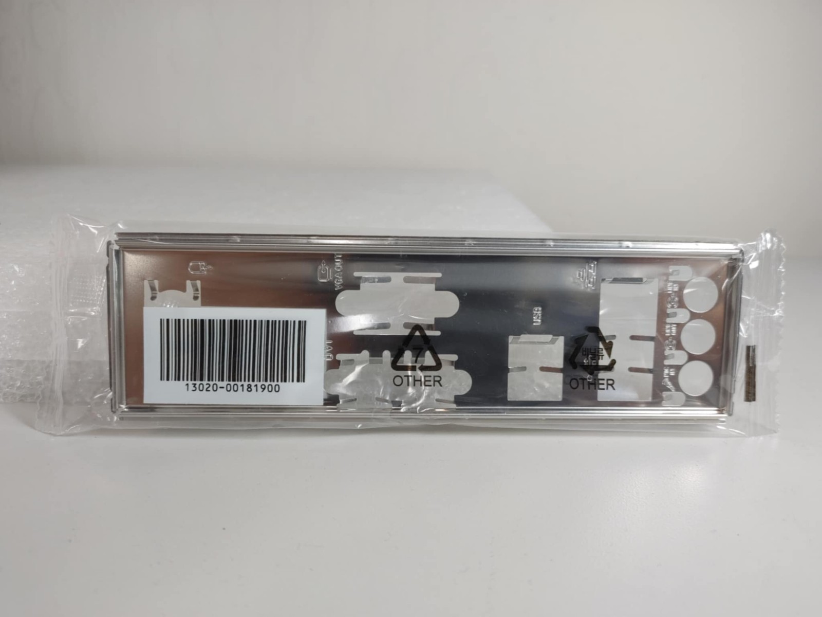ASUS 13020-00181900 IO 4usb/hdmi/dvi/ky:LAN/3audio/f1 SHIELD