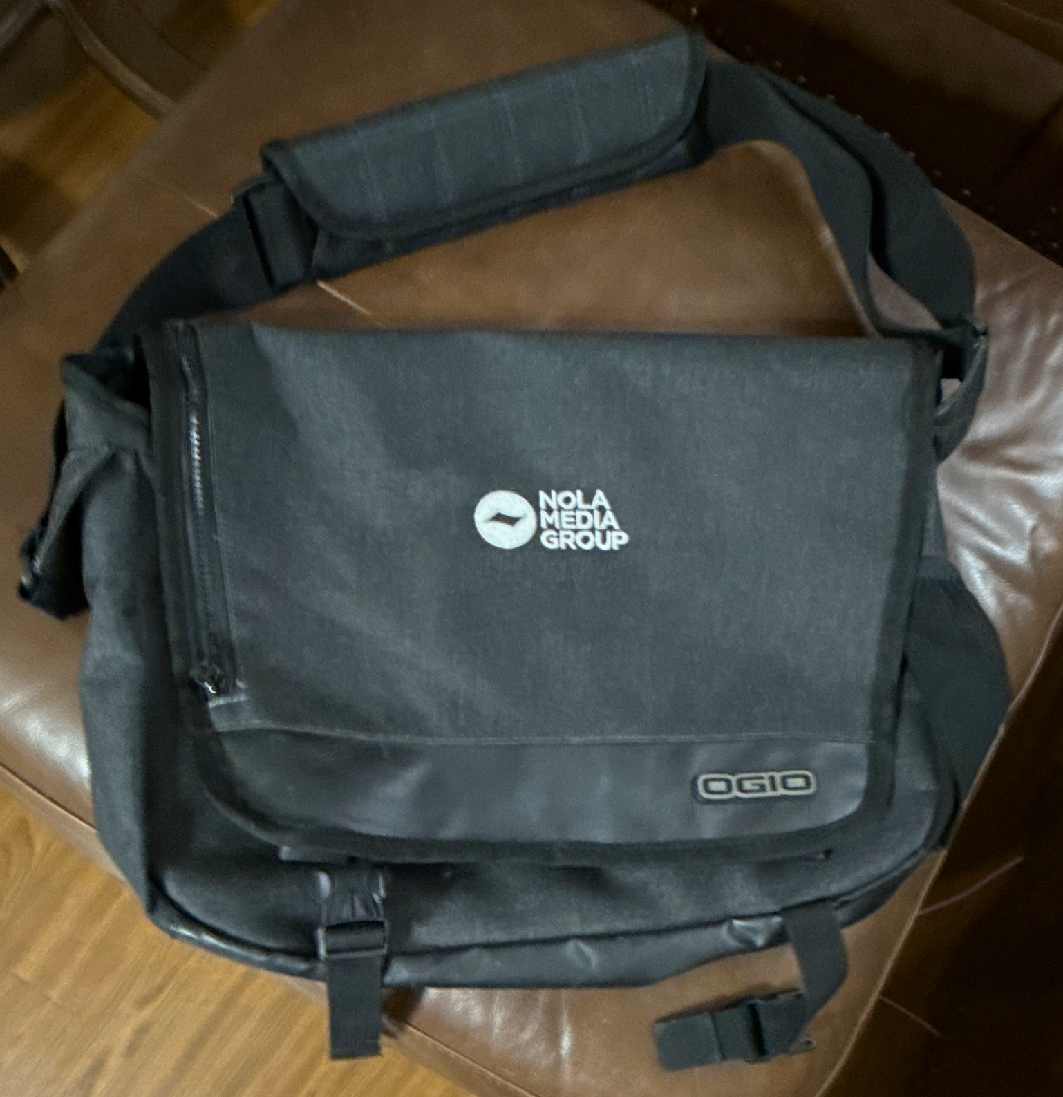 OGIO Black Nylon Messenger Shoulder Bag Padded Fits 15 in Laptop Universal like