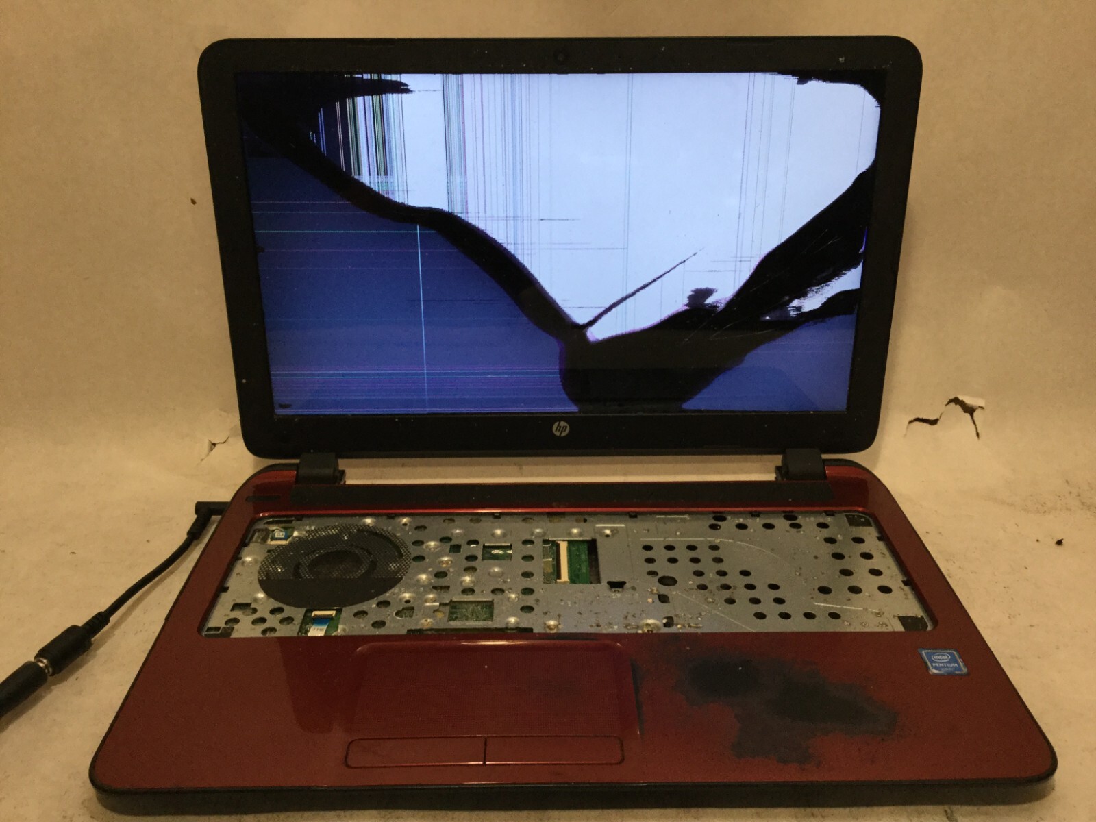HP 15-f272wm / Intel Pentium UNKNOWN SPECS / (CRACKED/MISSING PARTS) -MR