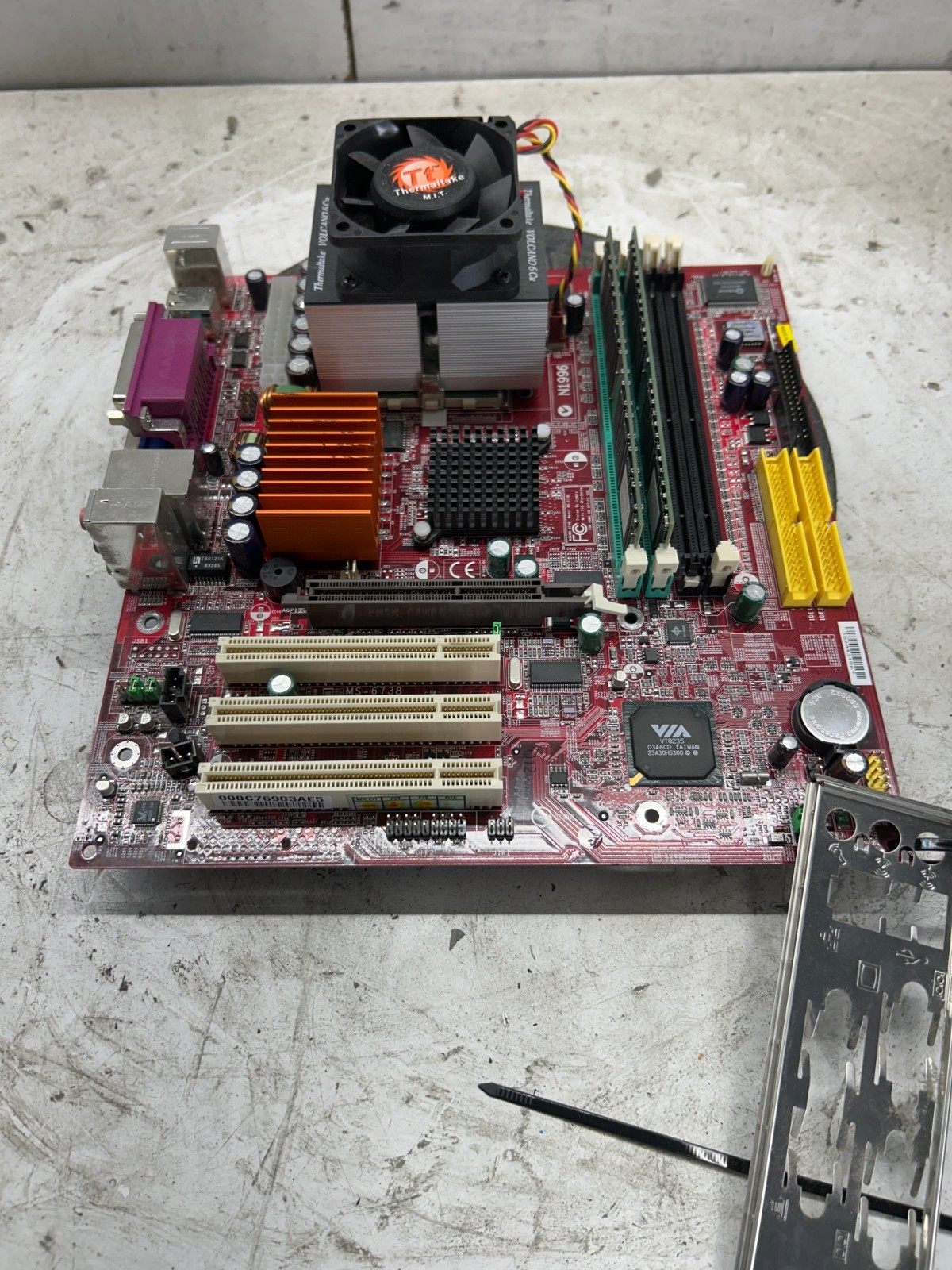 MSI MS-6738 AMD Athlon XP 2100+ 512MB