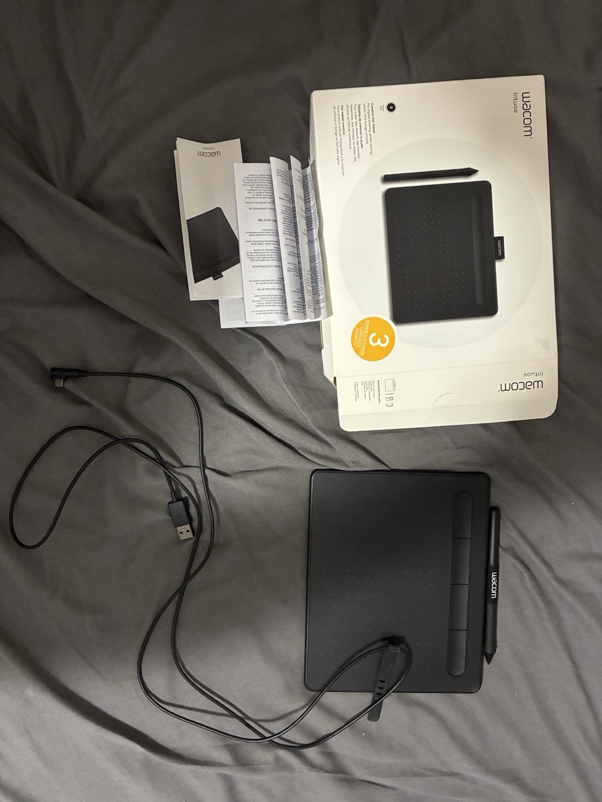 Wacom - Intuos Medium Bluetooth Graphics Drawing Tablet