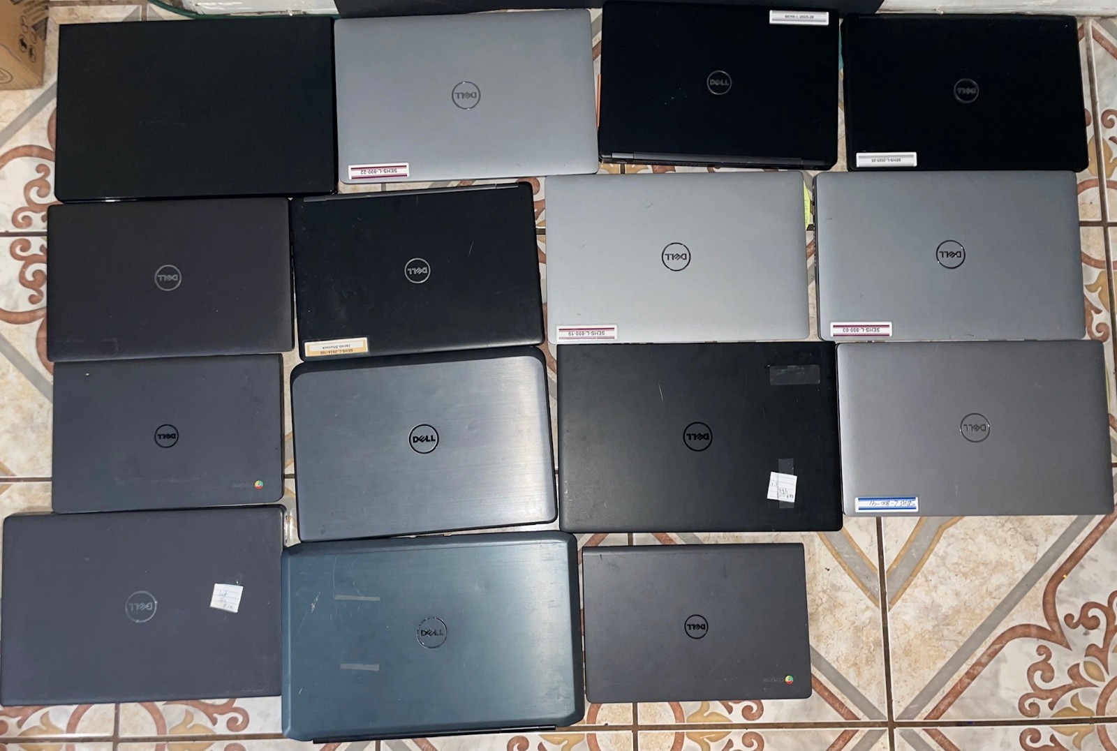 DELL LAPTOPS PLEASE READ DESCRIPTION VARIOUS DELLS AND SIZES LOT OF 27