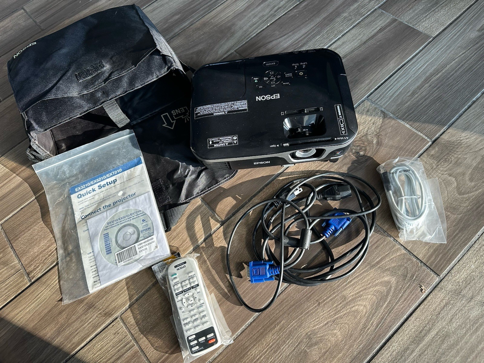 Epson EX7210 HDMI/VGA LCD Projector - 41 Lamp Hours - with Case and Remote